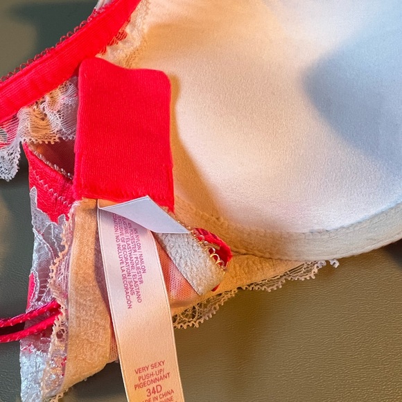 Victoria’s Secret Very Sexy Push Up Bra - Picture 4 of 5